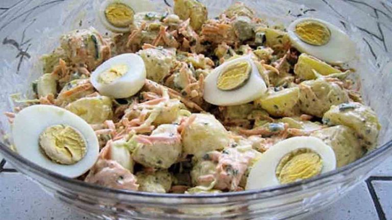 Salade de pommes de terre aux œufs durs riche en saveur