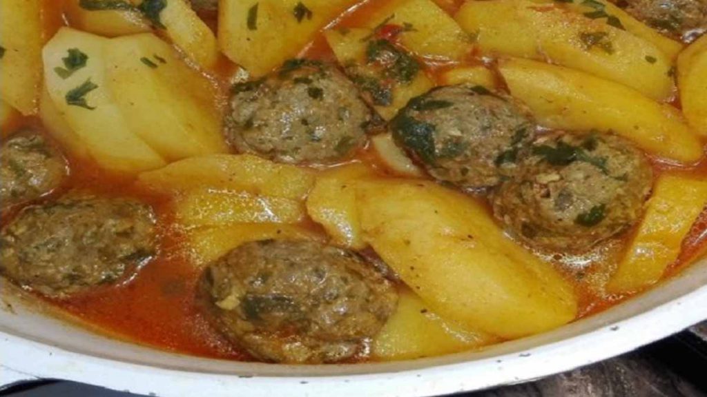 Ragoût de boulettes de viande aux pommes de terre riche en saveur