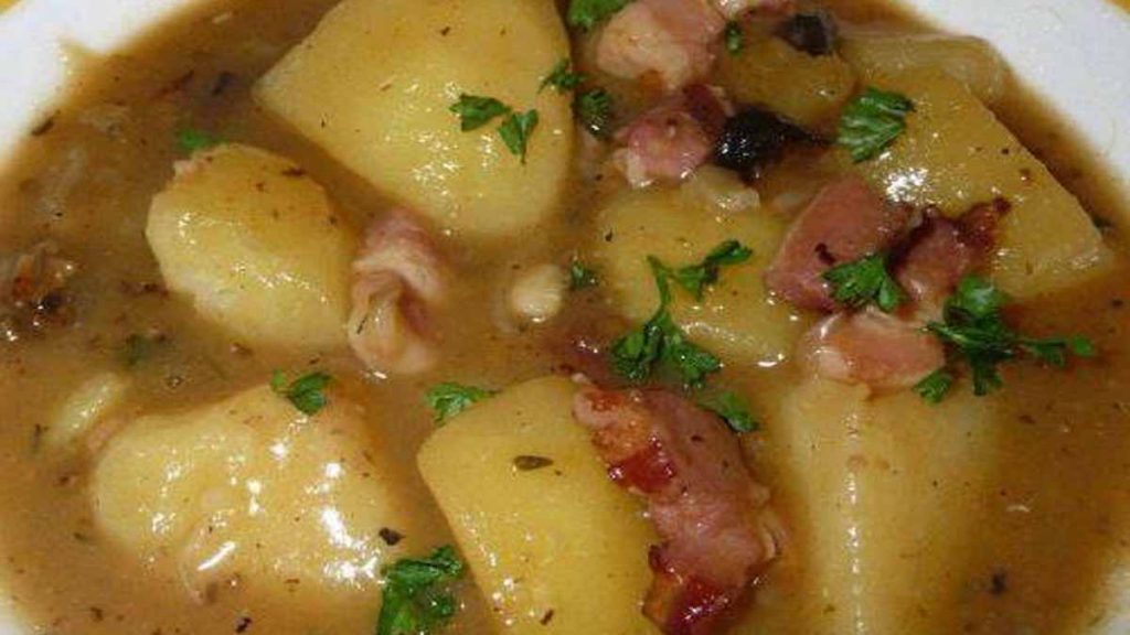 Ragoût de pommes de terre aux lardons succulent