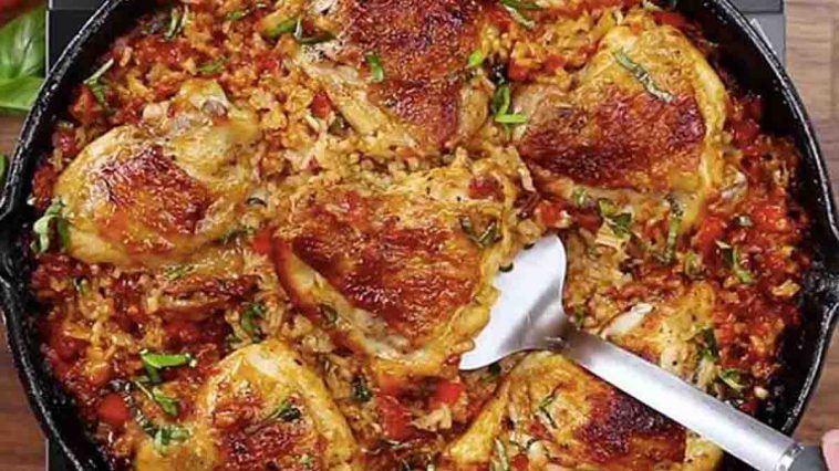 Cuisses de poulet au riz et à la sauce tomate succulentes