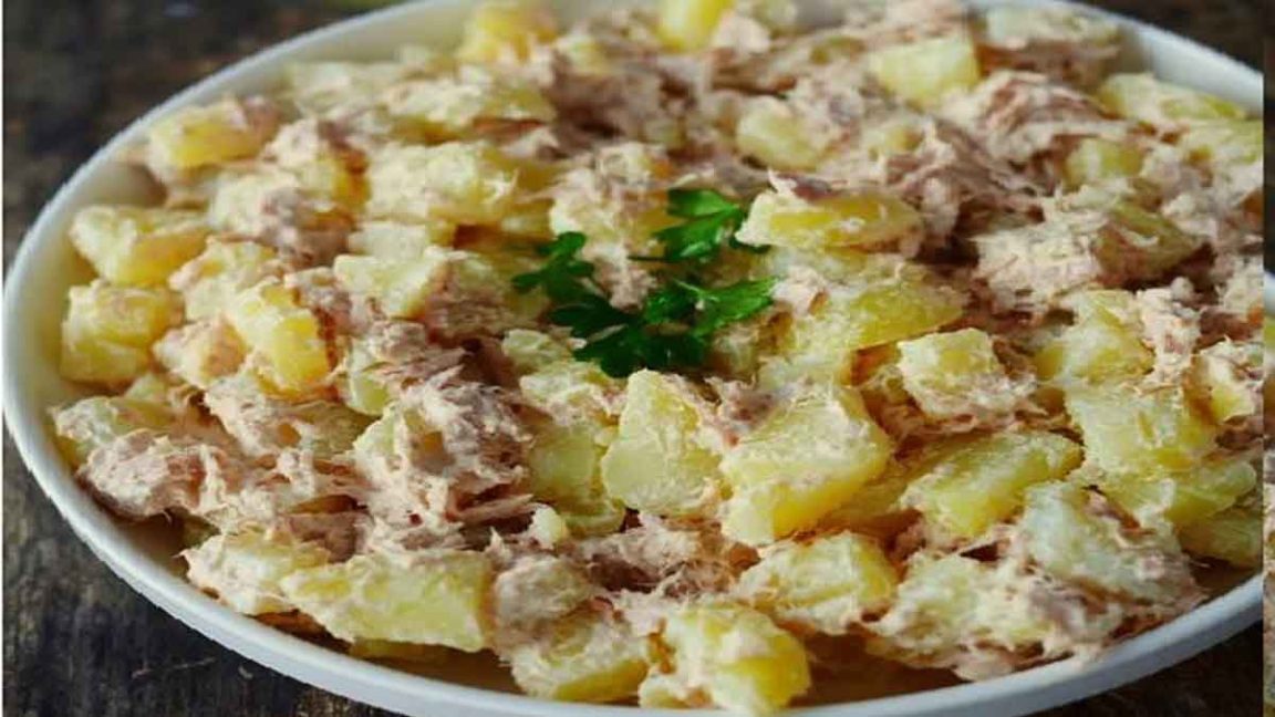 Salade de pommes de terre au Saint-Môret et au thon riche en goût