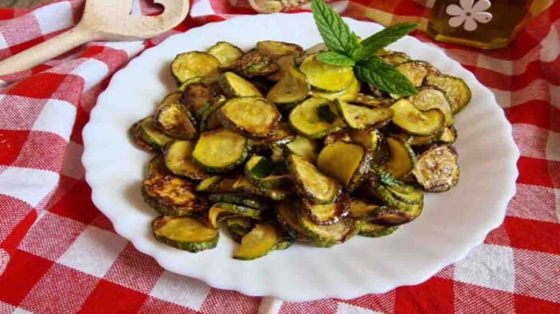 Courgettes cuites dans la friteuse à air: légères et savoureuses