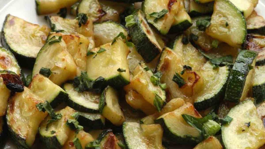 courgettes-saut-es-l-ail-et-au-persil-recette-rapide-et-savoureuse