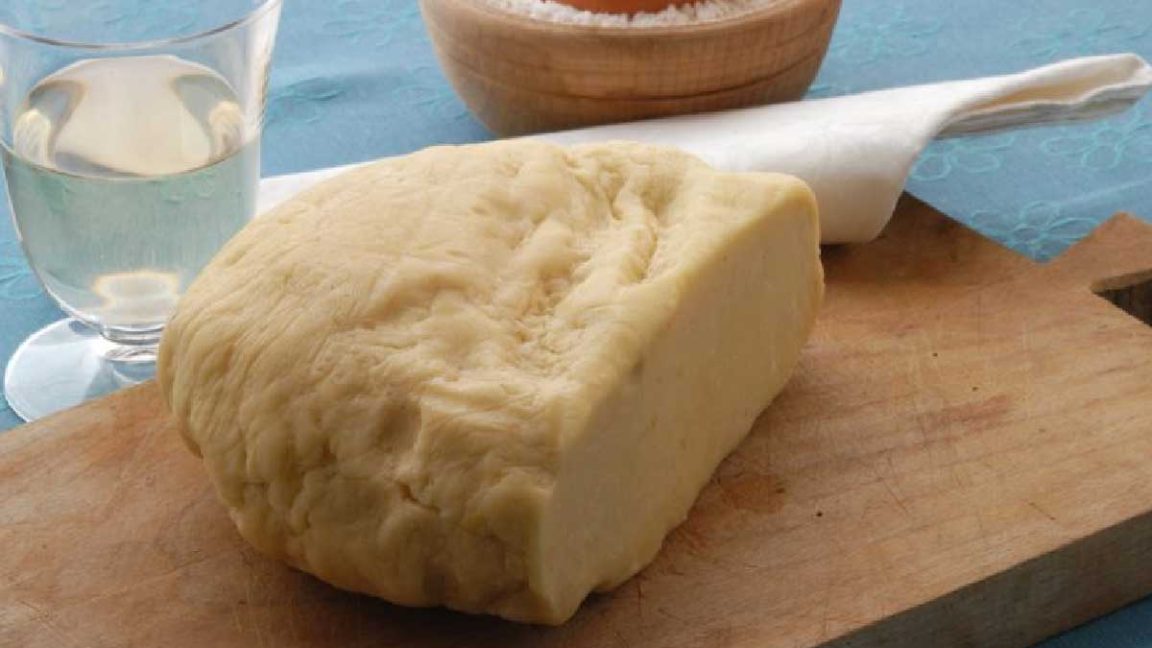 Pâte brisée parfaite: douce et ne casse pas, elle s'étire très bien!