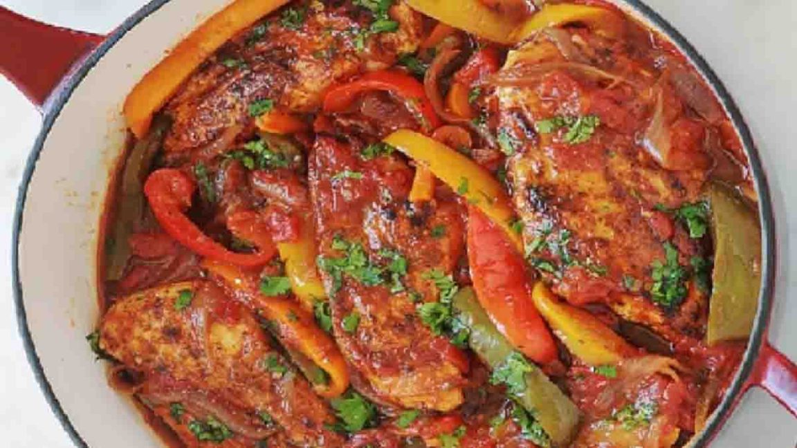 Poulet aux poivrons à la sauce tomate: succulent et irrésistible