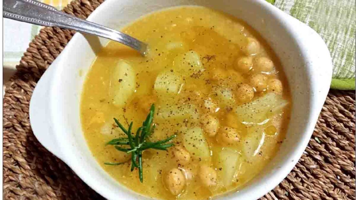 Soupe aux pois chiches et aux pommes de terre: crémeuse et savoureuse