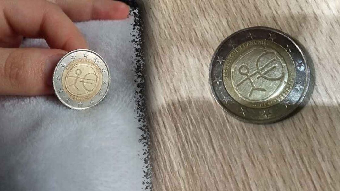 Tu seras fortuné si tu trouves cette pièce de deux euros avec un petit