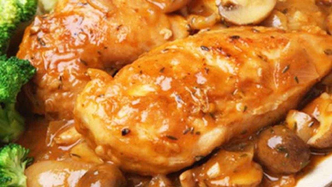 Poulet sauté aux champignons et au vin blanc: un plat riche en saveur ...