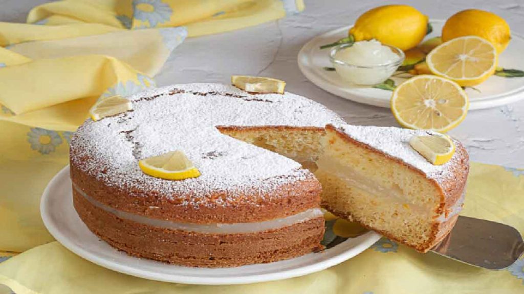 Gâteau Italien Au Citron Et à La Crème Fraîche Gâteau fourré à la crème de citron: un dessert exquis et gourmand