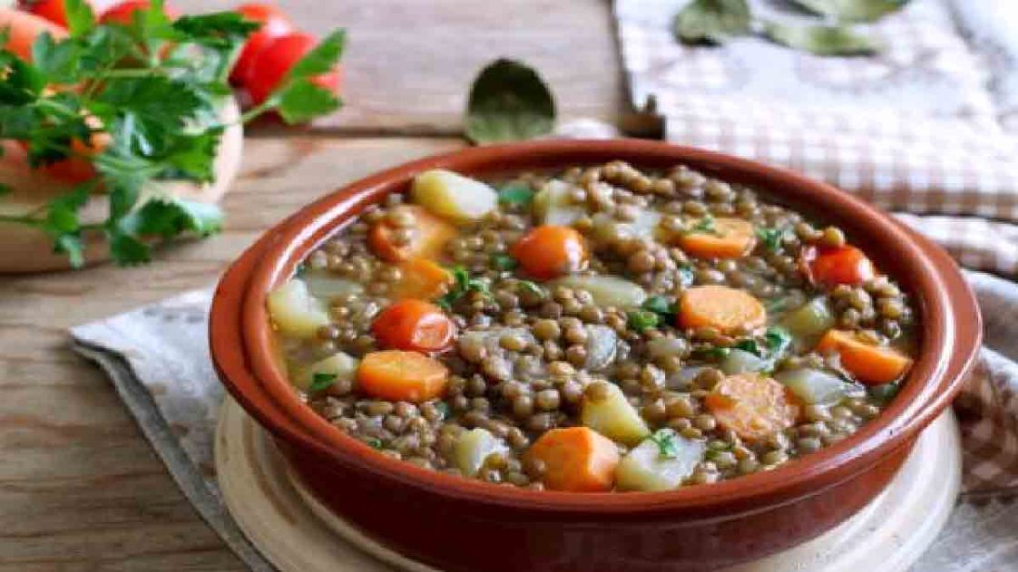 Soupe de lentilles aux pommes de terre: un plat riche en nutriments et