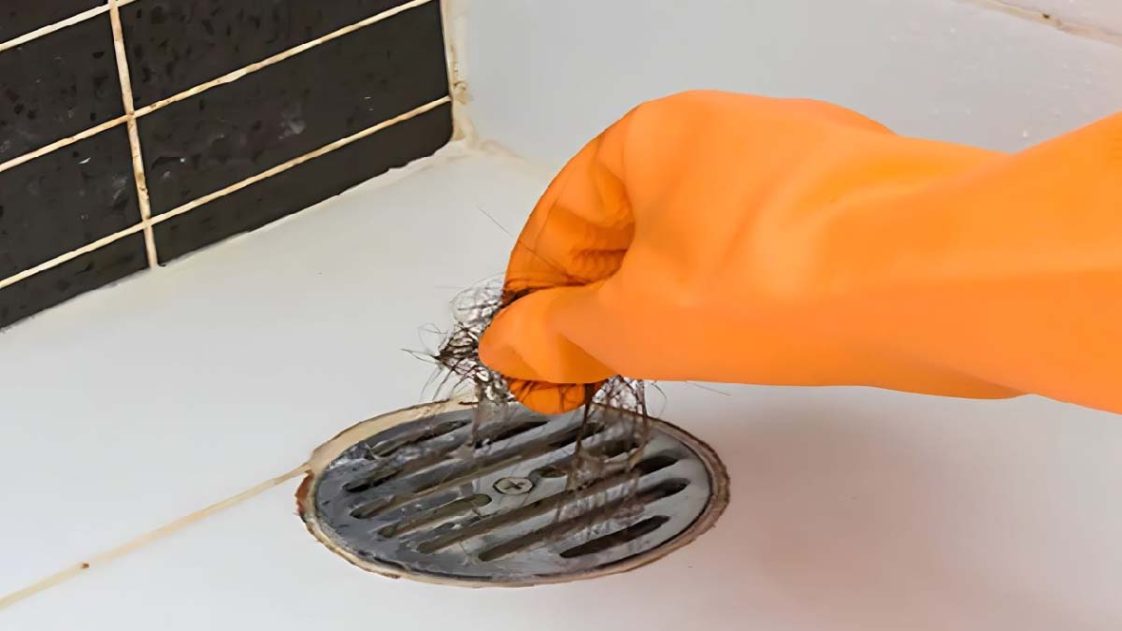 L'astuce des plombiers pour déboucher le drain de la douche