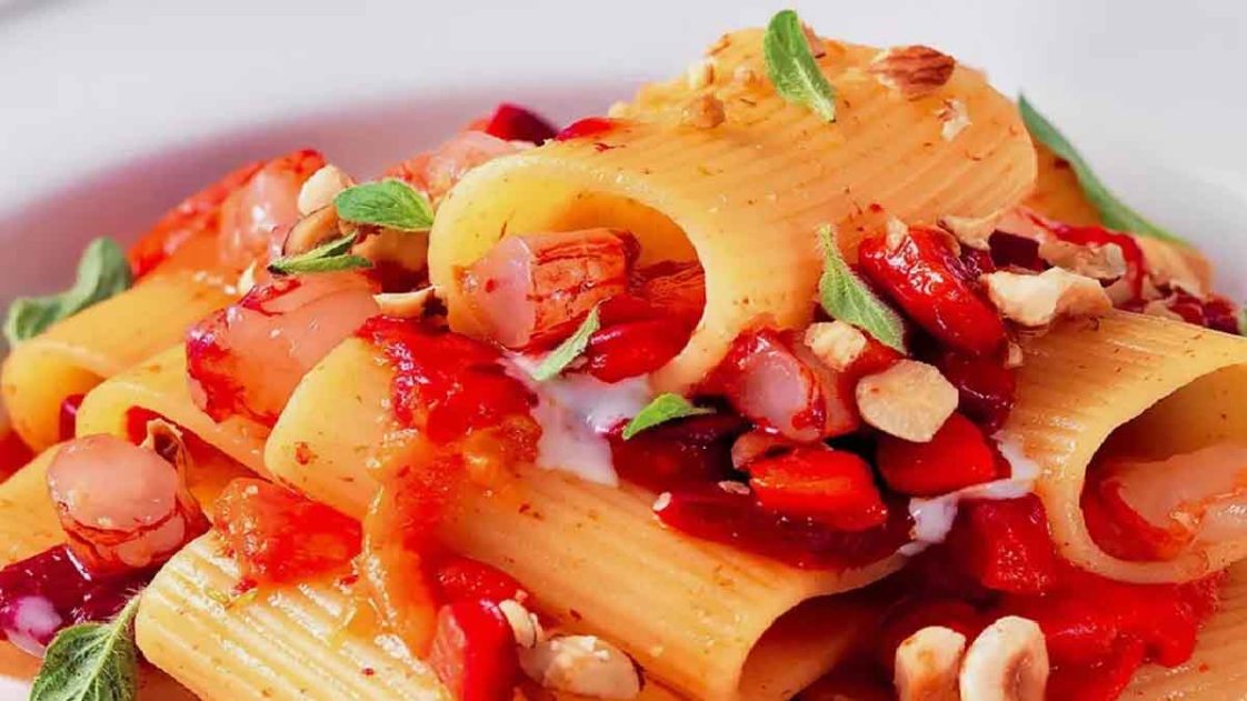 Pâtes crémeuses aux poivrons aux crevettes et au parmesan un plat riche en goût et appétissant