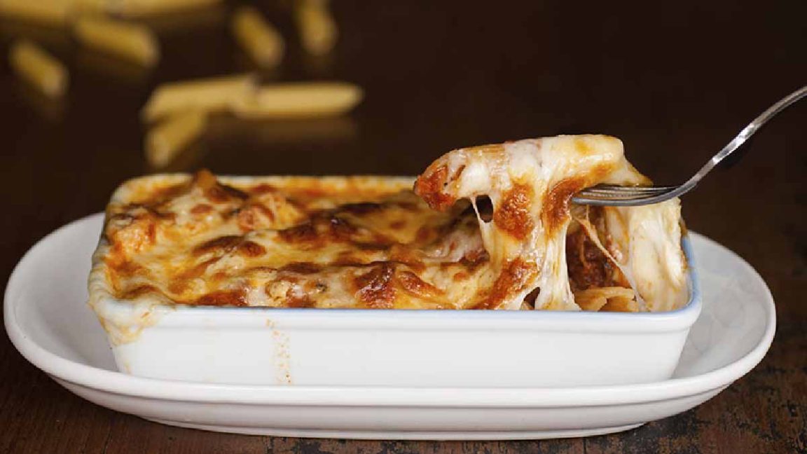 Pâtes gratinées aux lardons et à la sauce tomate un plat très