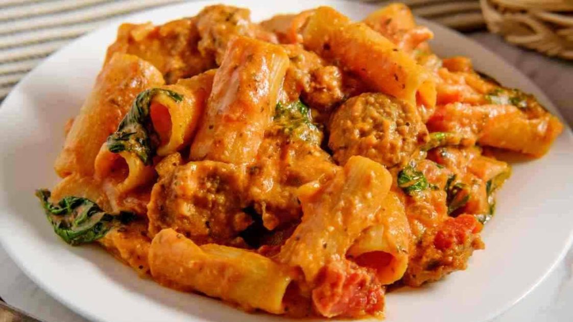 Rigatoni aux saucisses et à la sauce tomate un plat crémeux et succulent