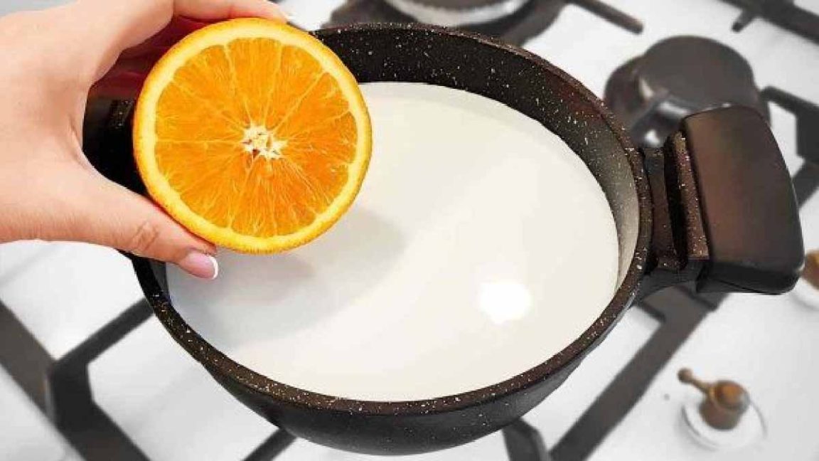 Versez le jus d’une orange pressée dans du lait bouillant et admirez le