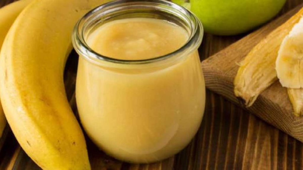 Compote de pommes à la banane préparée avec seulement 4 ingrédients