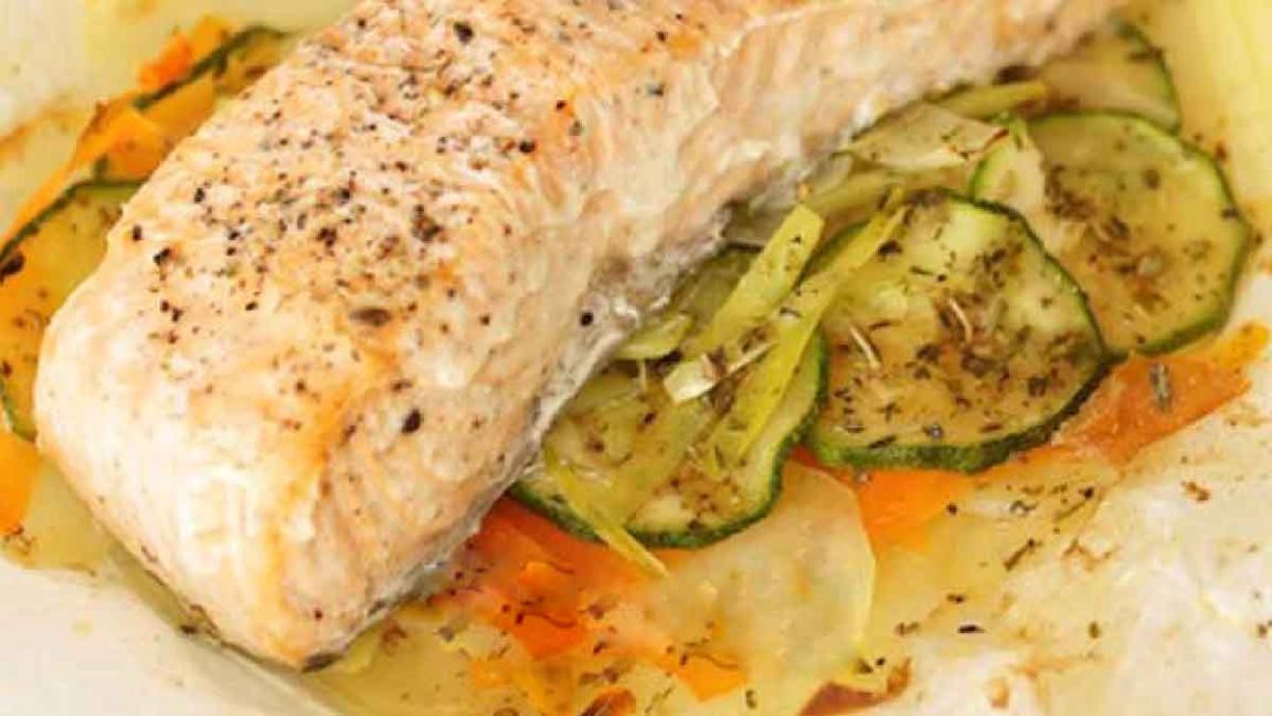 Saumon aux légumes en papillote: un plat sain et super savoureux
