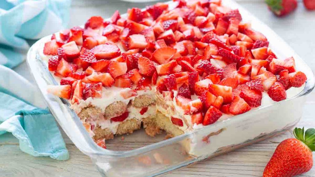 Gâteau de boudoirs crémeux aux fraises un dessert super bon et magnifique