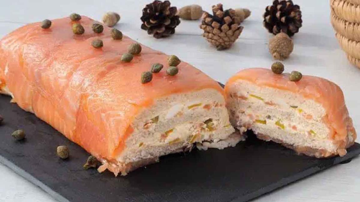 Gâteau de pain de mie au saumon fumé une entrée succulente pour les