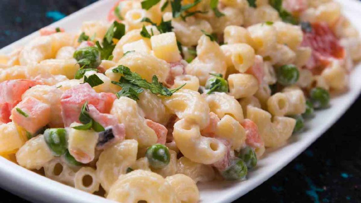 Pâtes aux petits pois et au jambon cuites à la poêle, succulentes et crémeuses