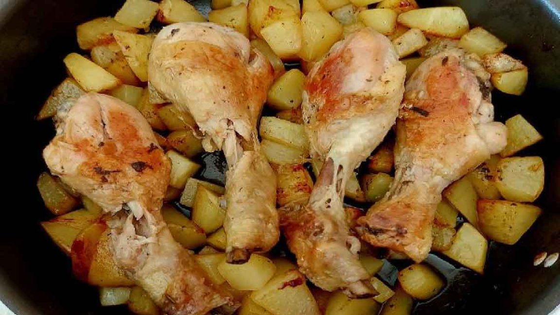 Poêlée de poulet aux pommes de terre: un plat succulent et très parfumé