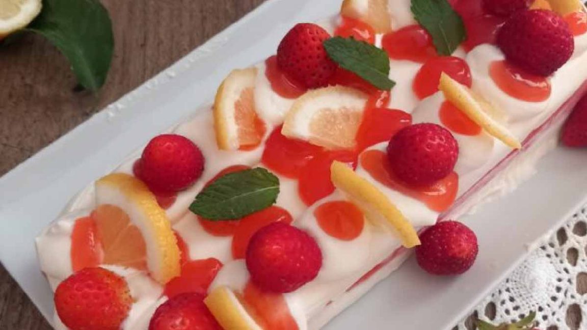 Cake glacé au citron et aux fraises: un dessert somptueux pour faire