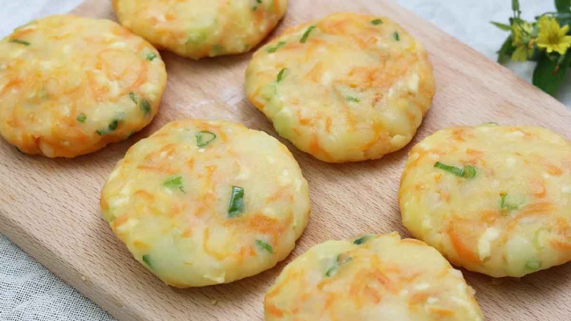 Galettes aux pommes de terre et aux carottes simples, délicieuses et légères