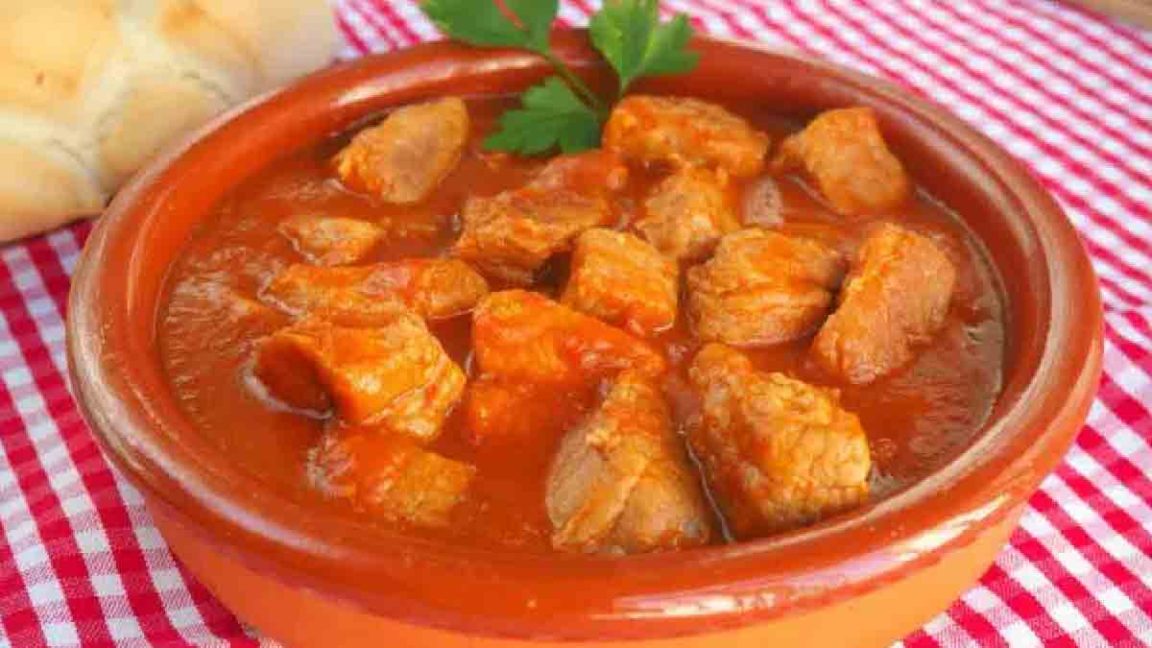 Ragoût de porc à la sauce tomate et au vin un plat sain et riche en goût