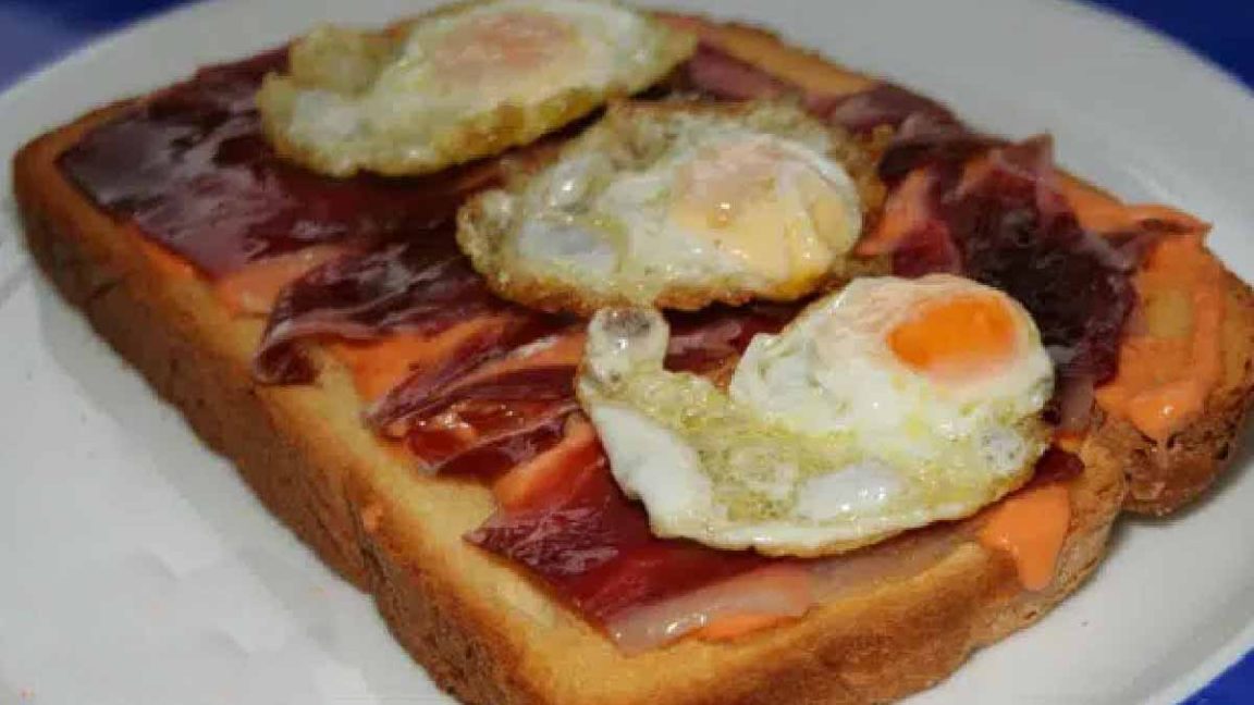 Toasts au salmorejo au jambon et aux œufs un plat de dernière minute