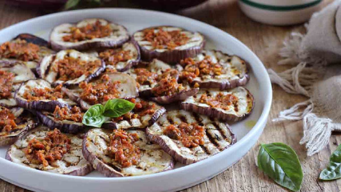 Aubergines grillées au pesto rouge un léger et goûteux