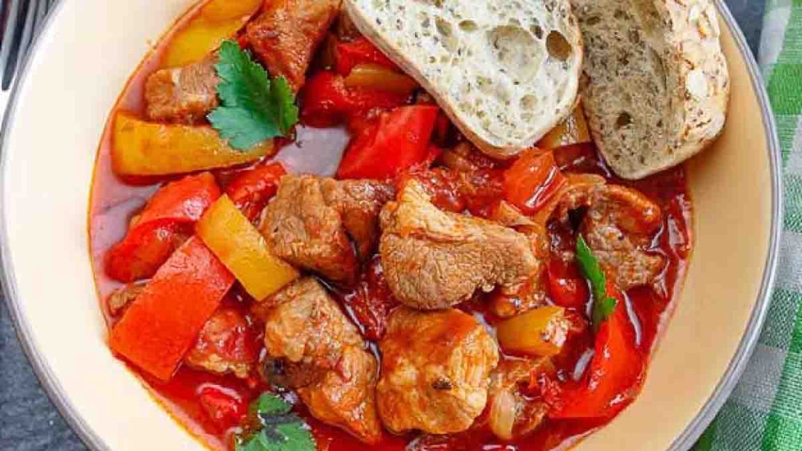 Mijoté de porc à la sauce tomate et aux poivrons: une recette