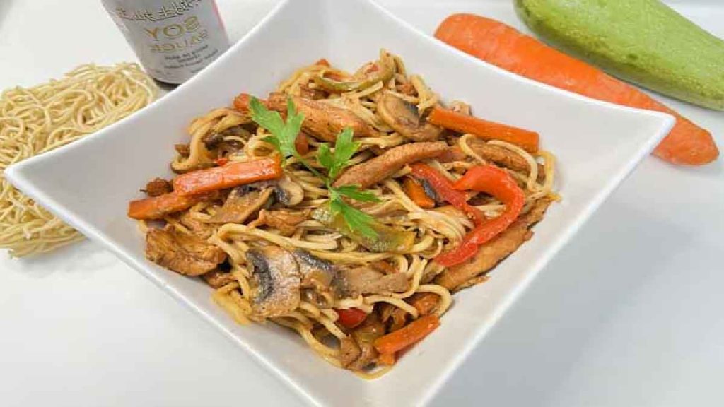 Nouilles Chinoises Poulet Legumes Sauce Soja www.plumeti.fr