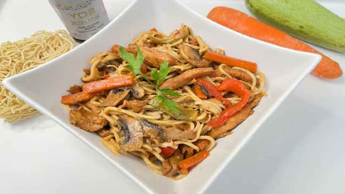 Nouilles Chinoises Poulet Sauce Soja Légumes www.plumeti.fr