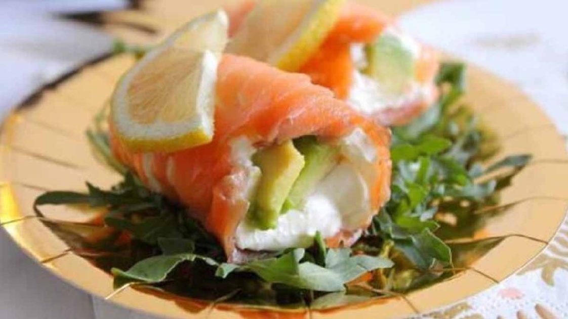 Rouleaux de saumon fumé à l'avocat et au fromage frais: divinement bons