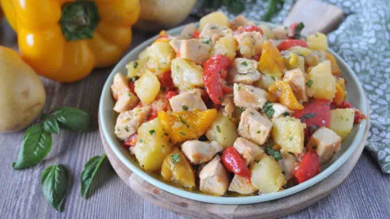 Salade de poulet aux pommes de terre et aux poivrons: un plat estival