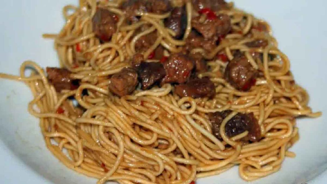 Nouilles chinoises au bœuf et à la sauce soja: un plat simple et très