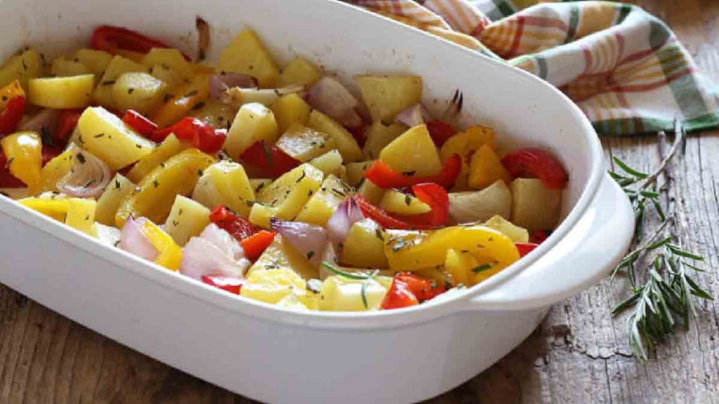 Quel Accompagnement Avec Pomme De Terre Au Four Pommes de terre et poivrons au four: un accompagnement simple, pas cher