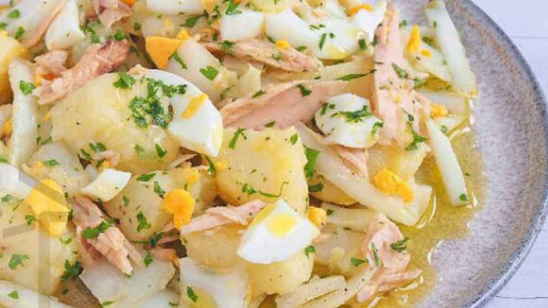 Salade de pommes de terre aux œufs durs et au thon: un menu sain et