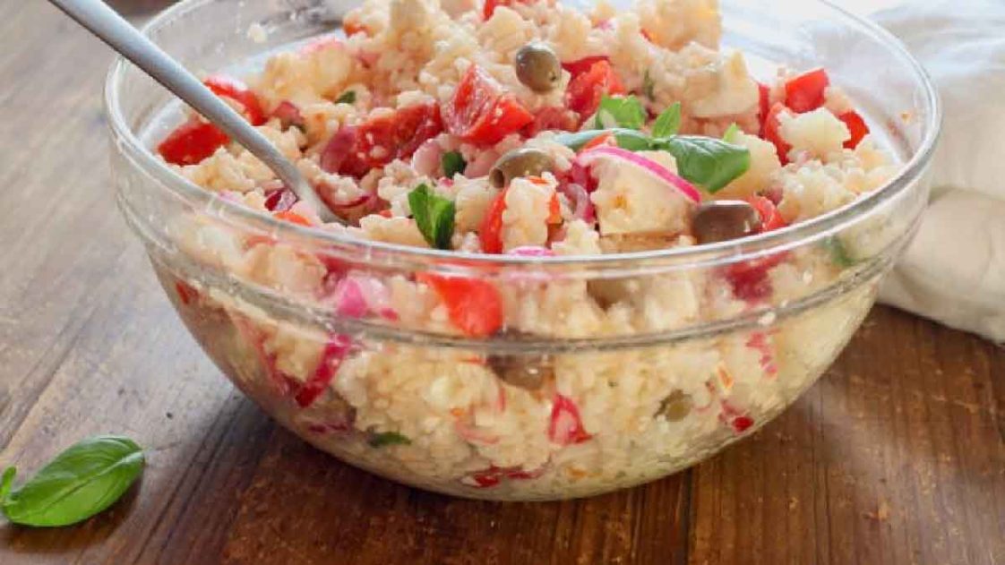 Salade de riz à la grecque: une explosion de saveurs fraîches et