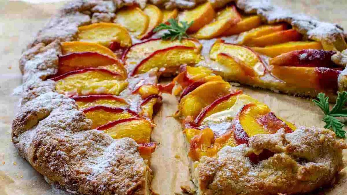 Tarte aux pêches et à la confiture: un dessert super bon et léger, prêt