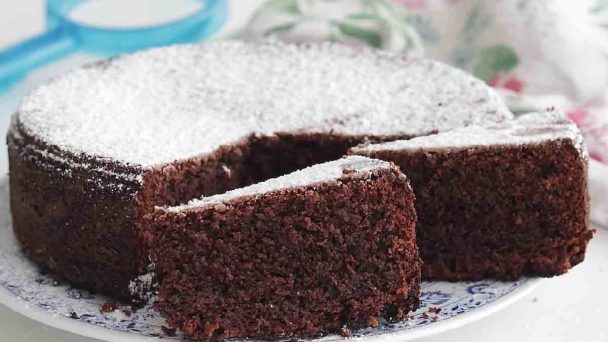 Gâteau au chocolat noir: simple, délicieux et facile à faire