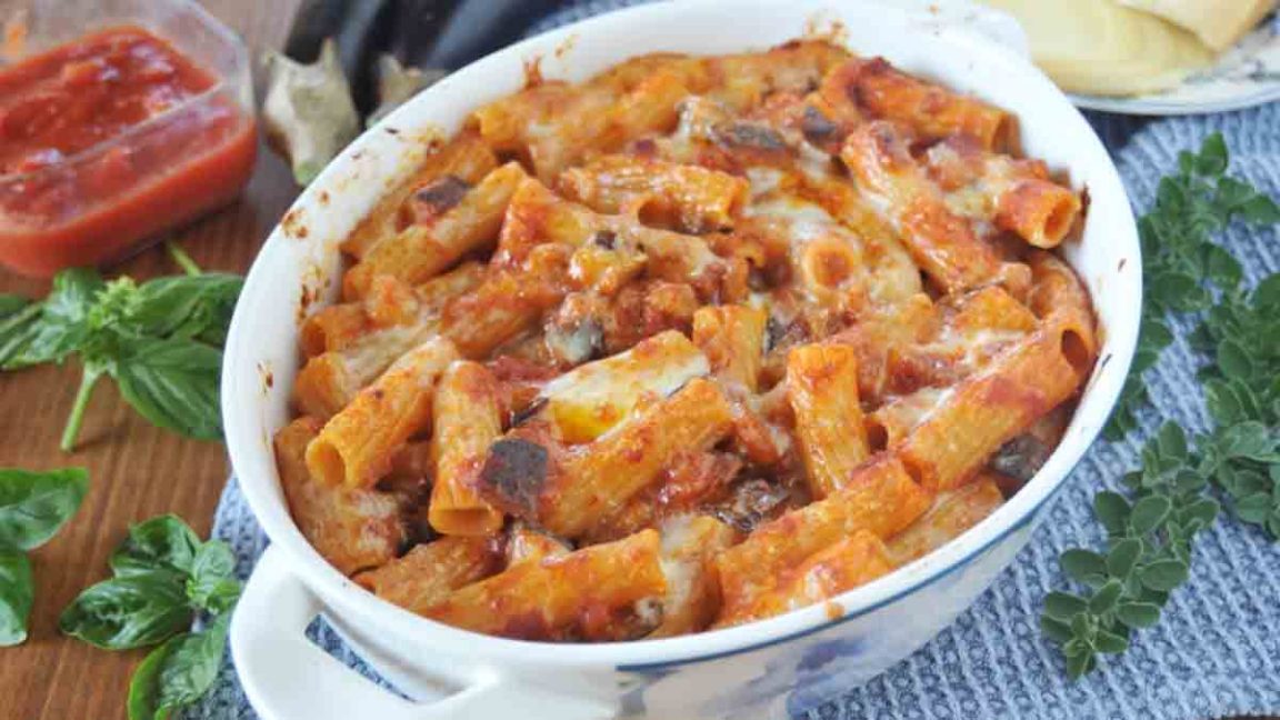 Gratin de pâtes aux aubergines à la sauce tomate et au fromage plein de saveur et alléchant