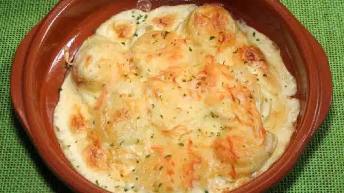 Gratin de pommes de terre crémeux aux poireaux et aux carottes: un plat