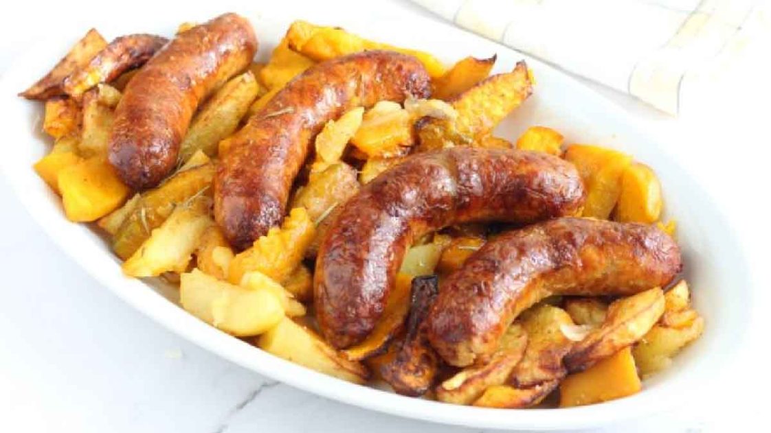 Pommes de terre et potiron aux saucisses cuits dans la friteuse à air, succulents et légers