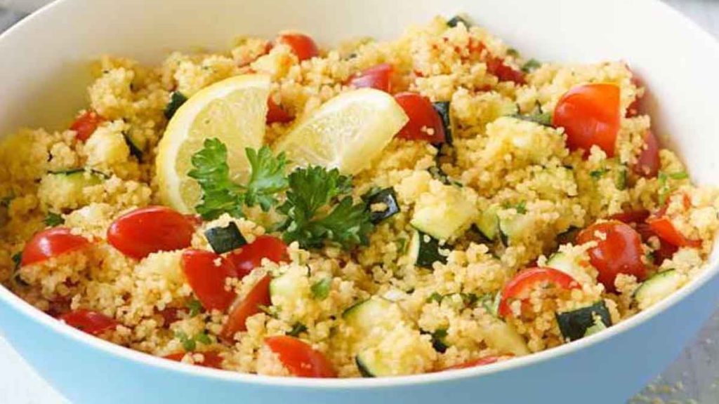 Salade de couscous aux courgettes et aux tomates cerises un plat