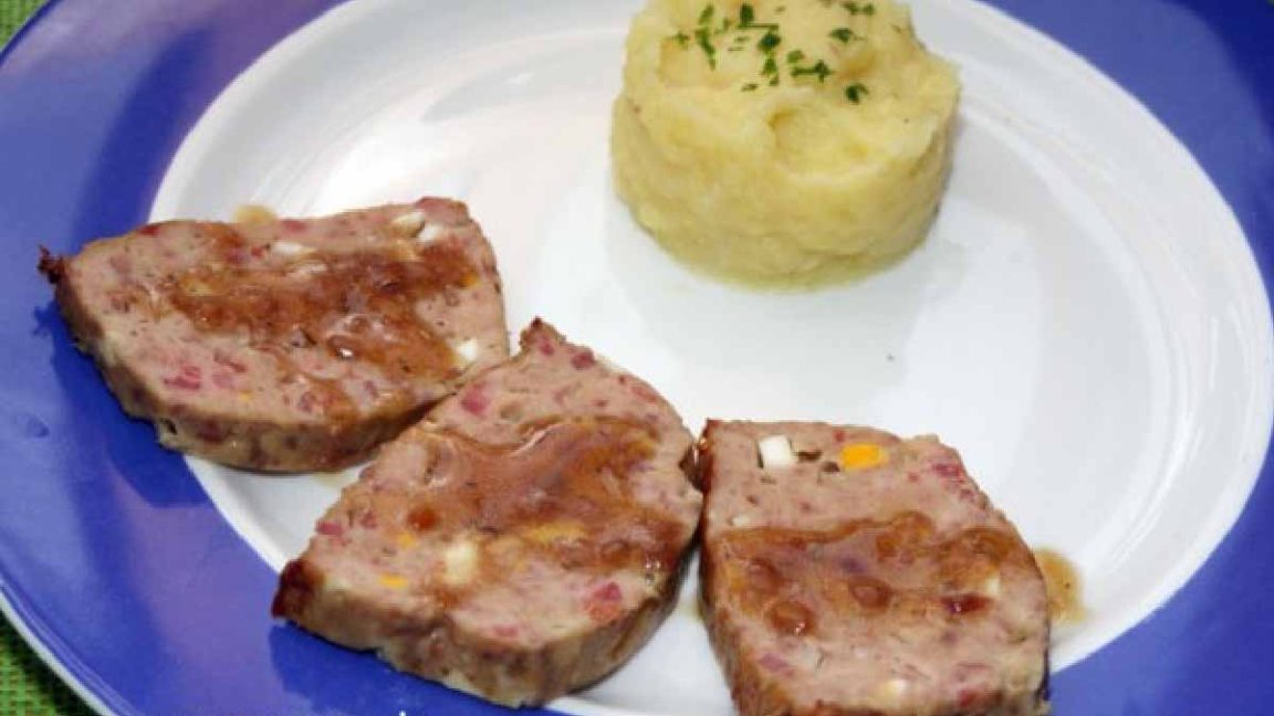 Terrine de poulet au bœuf et au jambon un plat succulent et très invitant