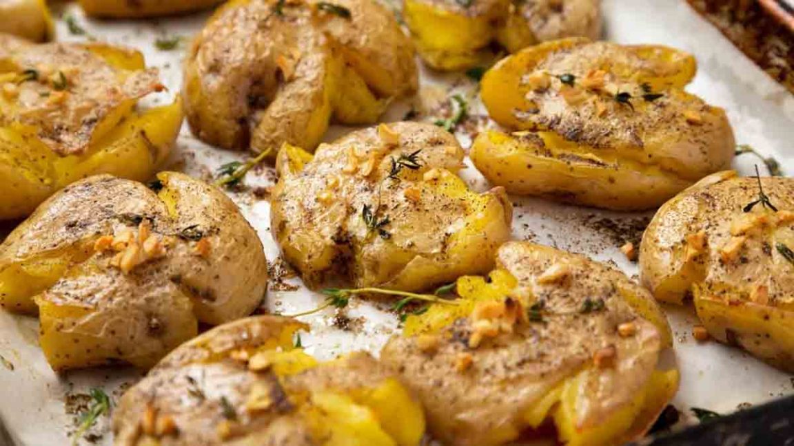 Pommes de terre écrasées à l'ail et aux herbes: un accompagnement