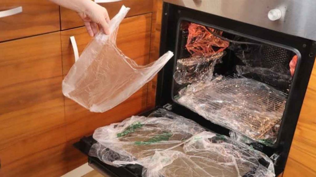 Sacs en plastique pour nettoyer le four : comment procéder sans effort