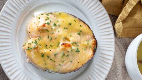 Saumon à la sauce au citron et à la moutarde: cuit au four, sain, léger
