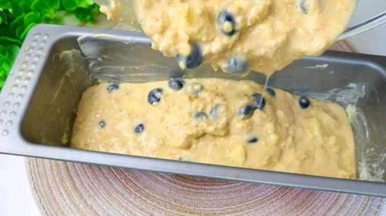 Cake sans farine aux pommes et aux myrtilles: j’ai préparé la pâte avec